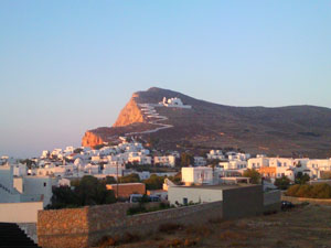 Vista del centro de Chora y el Monasterio de la Virgen en la parte superior del acantilado