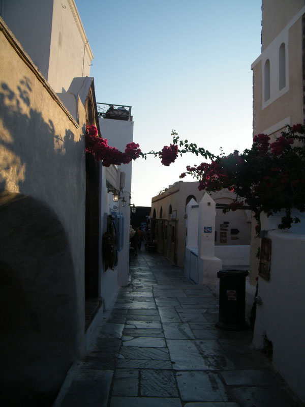 Las calles en el centro de Santorini
