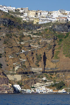 Fira en la cima y a sus pies el viejo puerto de Santorini