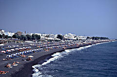 Vista de la playa negra de Kamari, Santorini