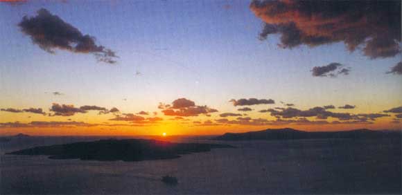 Atardecer de Santorini en el volcán