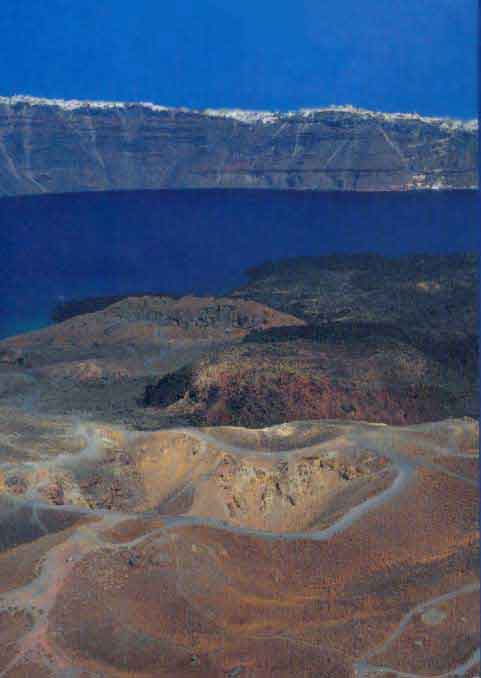 La isla y el volcán situados al centro de la Caldera